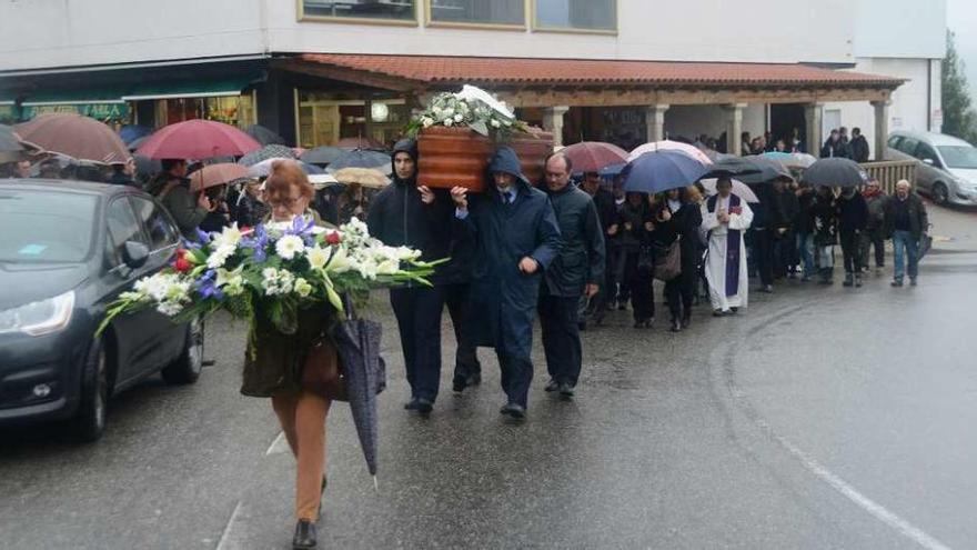 El cuerpo de Juan Fernández Rivas ya reposa en el cementerio municipal. // Gonzalo Núñez