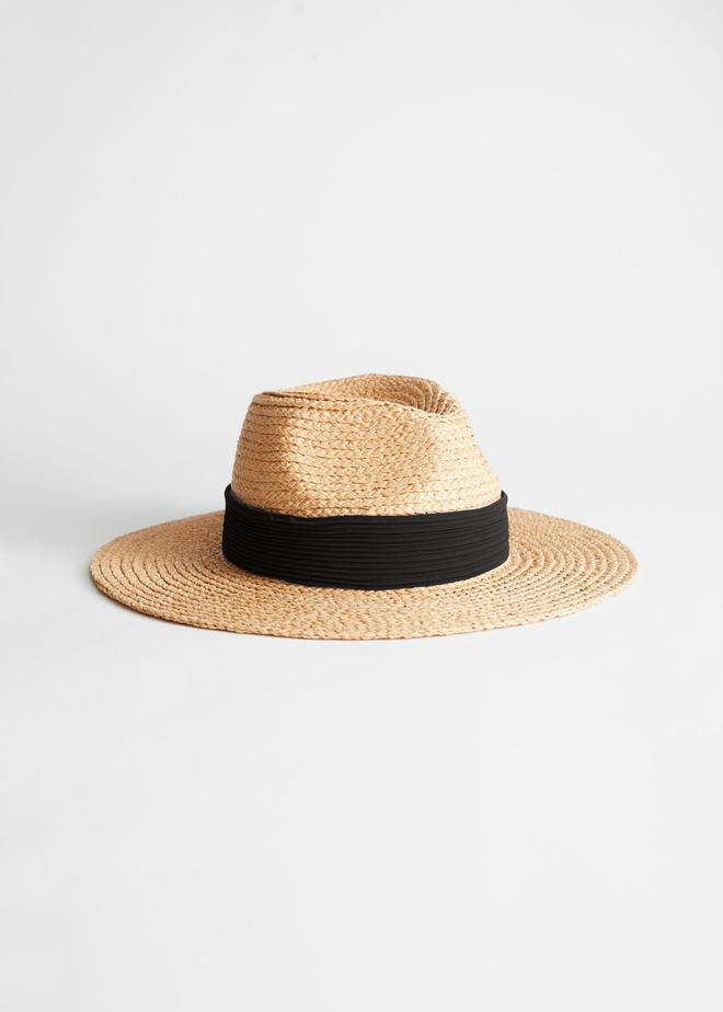Sombrero de paja tejida con cinta, de &amp; Other Stories (29 euros)