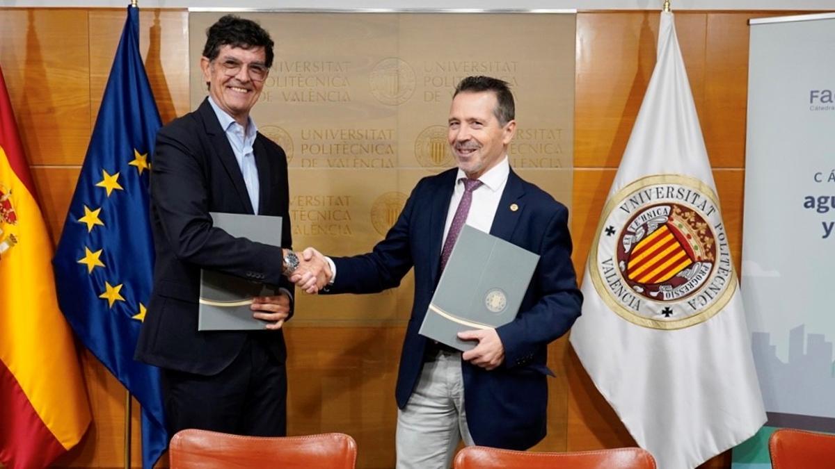 El rector de la UPV y el presidente de Facsa, en la firma el convenio.