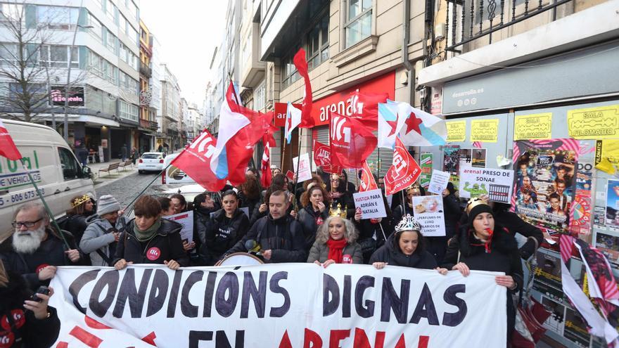 Protesta de personal de las perfumerías Arenal en A Coruña