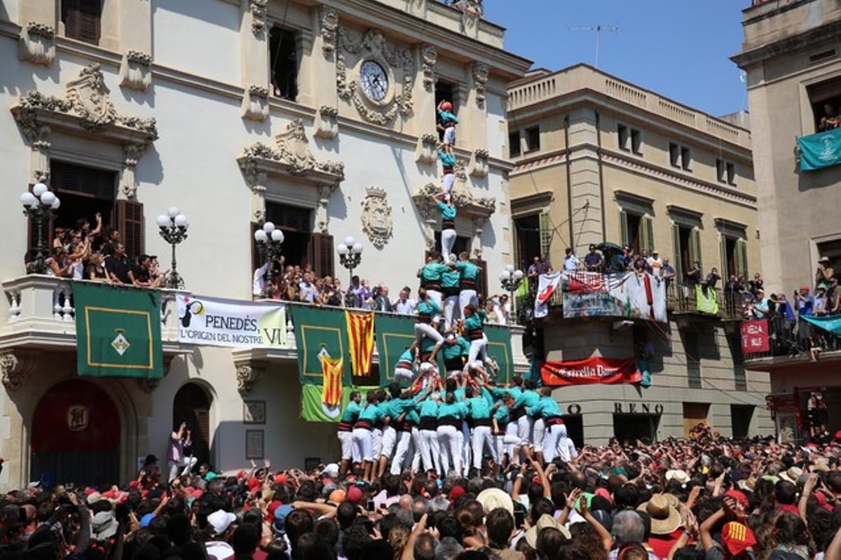 Los ’castellers’ de Vilafranca cargant un ’4 de 9 amb agulla folrat’.