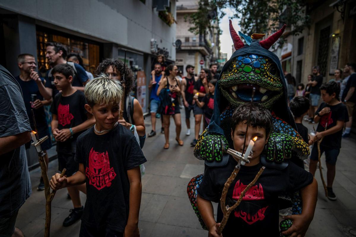 Un funeral por la cultura popular sustituye la masiva cercavila de las fiestas de Gràcia 2024