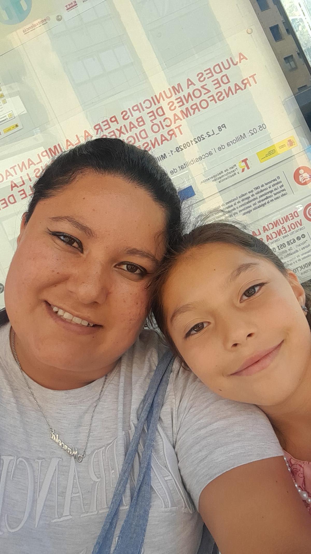 Marcela y su hija Salomé en la parada del autobús de Catarroja, desde donde irán a la Estación del Nord y allí a Cullera en su trayecto diario.