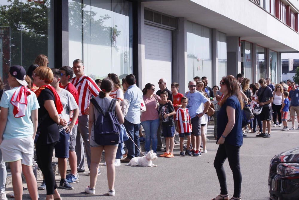 Signatures dels jugadors del Girona a la seu de Citylift