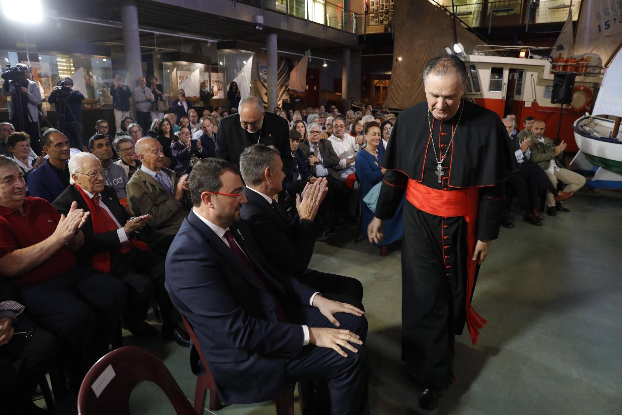 El cardenal Ángel  Fernández Artime recibe el título de Hijo Predilecto de Asturias en Luanco (Gozón)