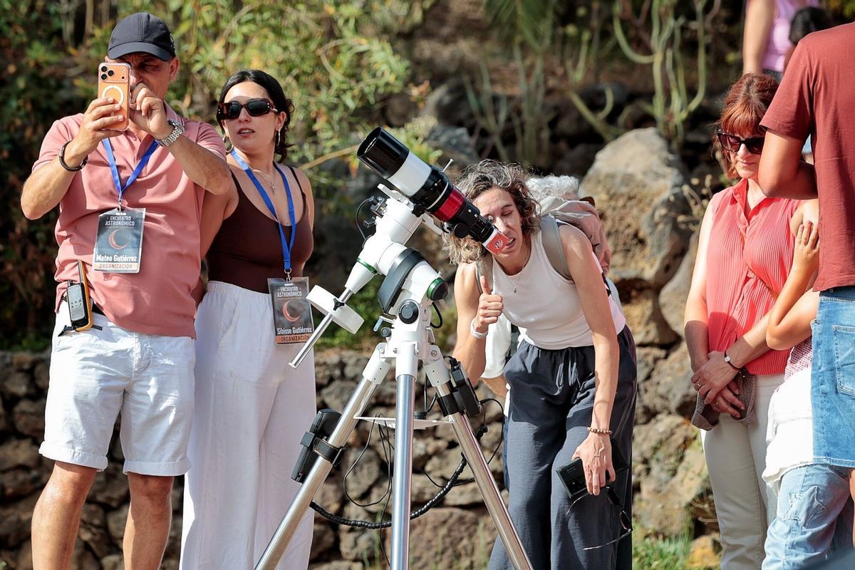 Vecinos y visitantes disfrutan de una jornada marcada por la astronomía en uno de los principales puntos de observación habilitados en Tenerife.