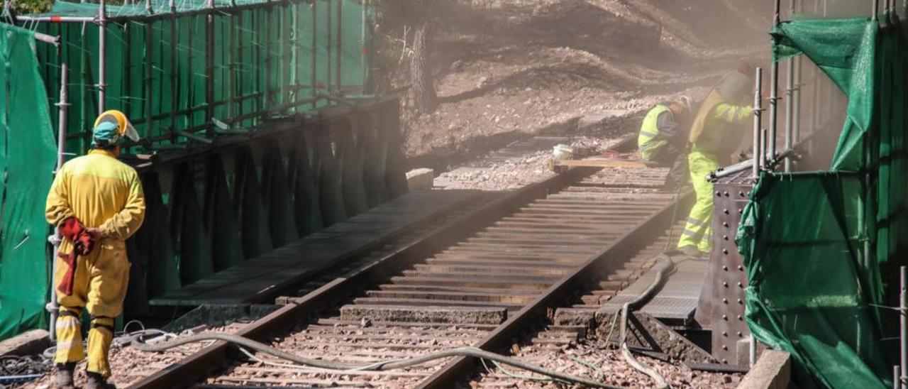 Operarios trabajando en la reparación del puente situado en el tramo entre Alcoy y Cocentaina.