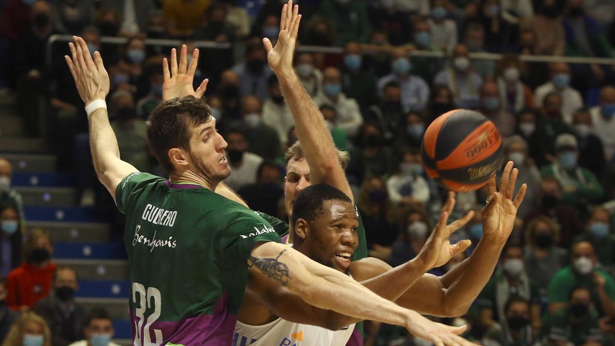 Rubén Guerrero lucha con el Yabusele en una acción del partido.