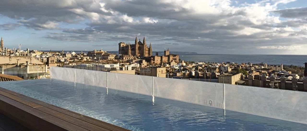 Una piscina de poca profundidad y vistas espectaculares a la Catedral en la azotea del hotel Nakar.