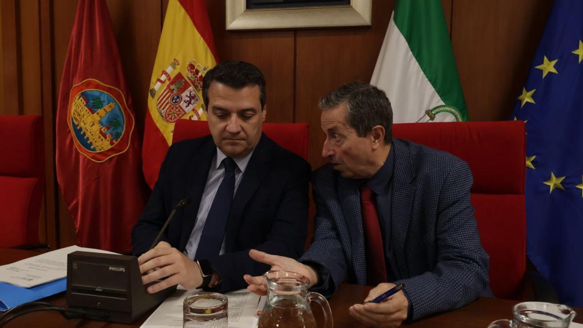 El alcalde, José María Bellido, y el secretario del Pleno, Valeriano Lavela.