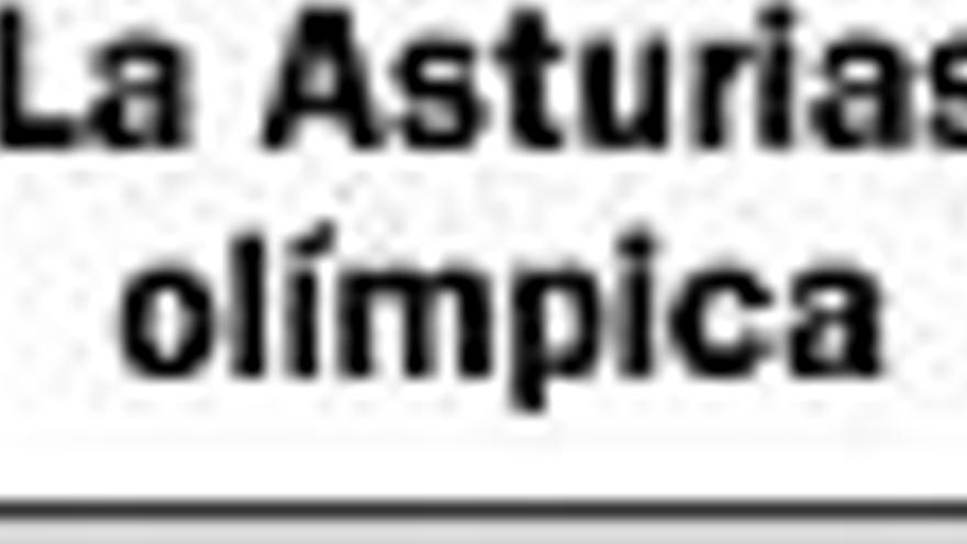 A la izquierda, Robles conecta un remate en un España-Japón del Mundial de 1998. A la derecha, en el hotel AC Gijón, con el certificado de Sydney 2000.