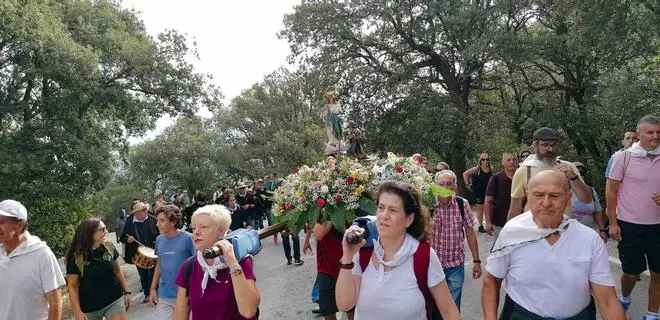 Los alcoyanos acompañan a su patrona en la Romería a la Font Roja