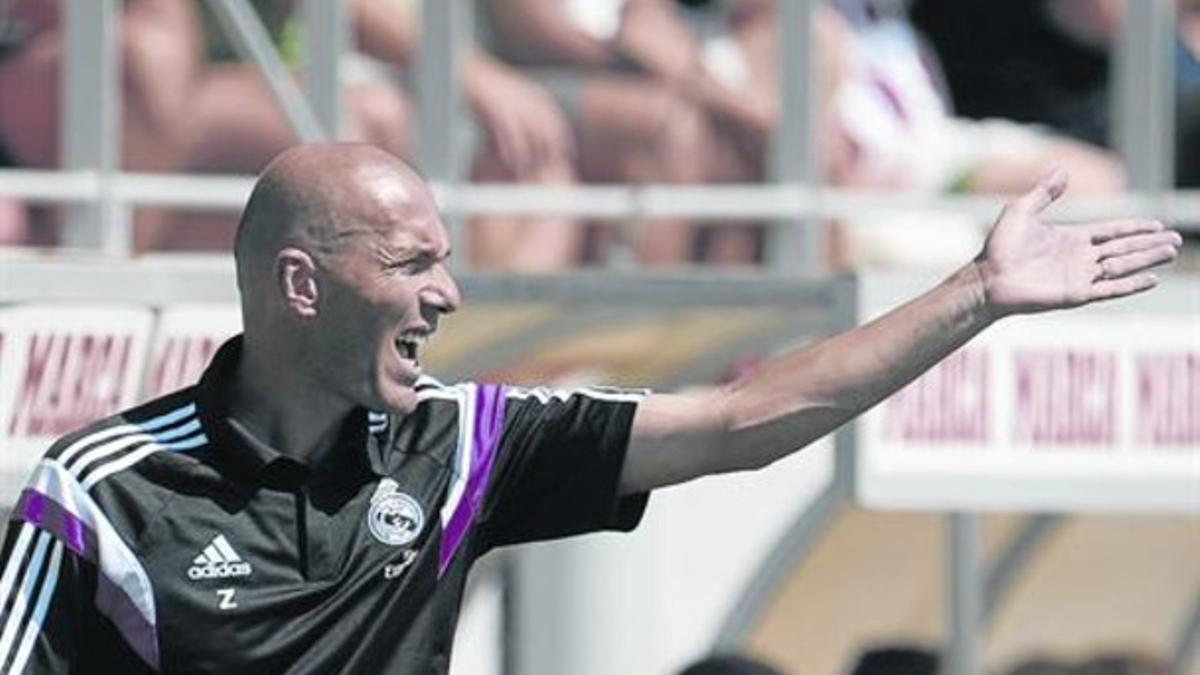 Zidane da instrucciones durante un partido del Real Madrid Castilla de esta temporada.