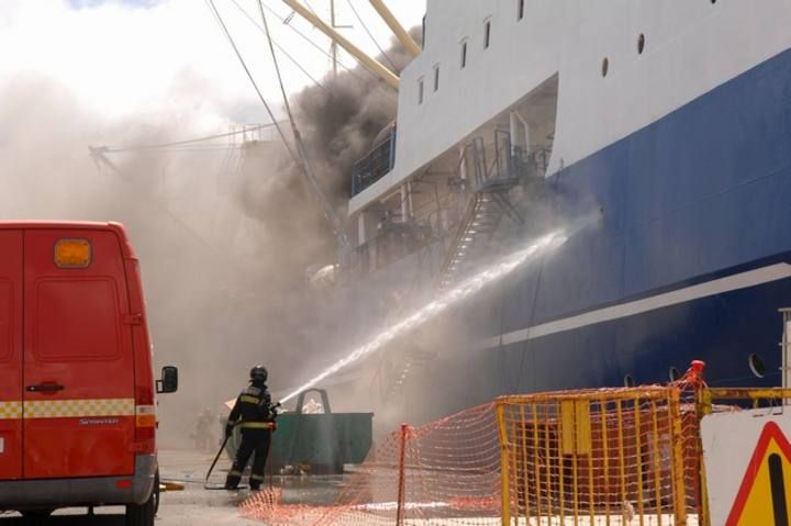 Incendio en el pesquero ruso Oleg Naydenov, atracado en el dique Reina Sofía