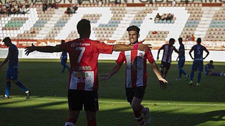 Garban y Escudero celebran el segundo gol del Zamora.