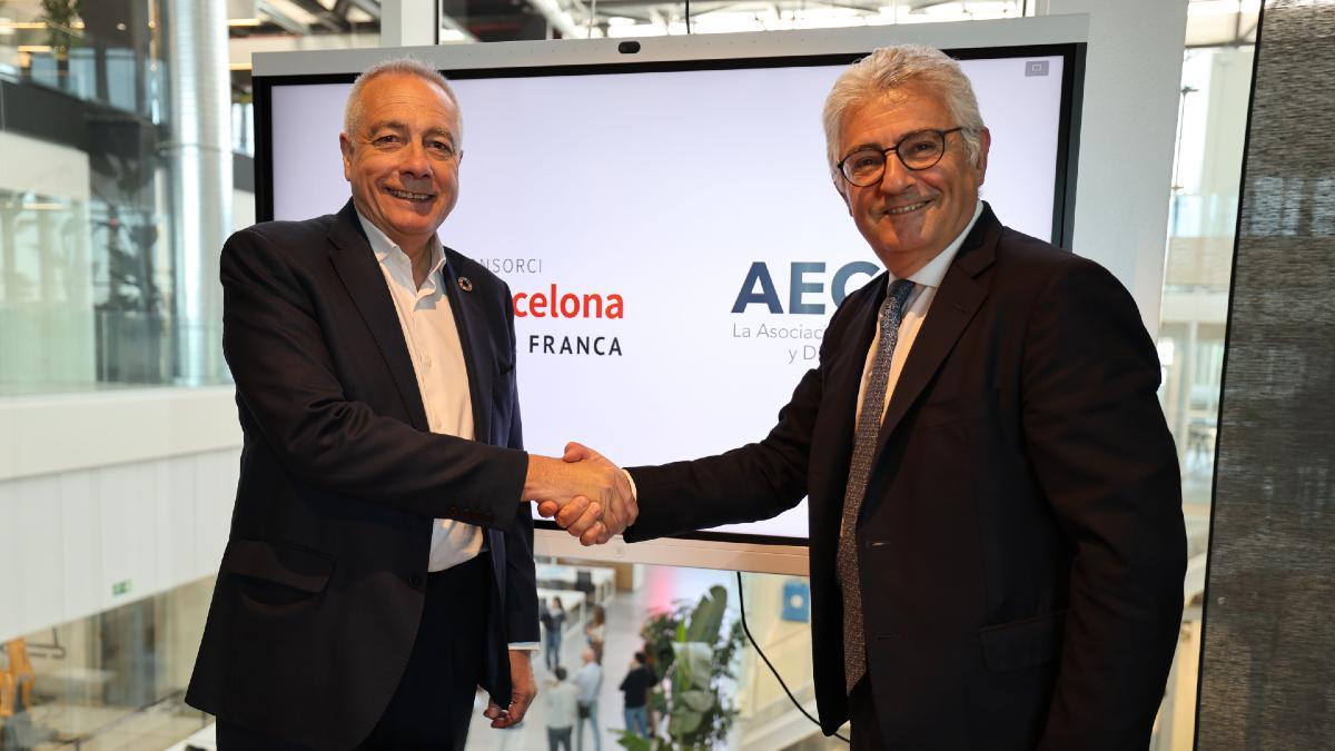 El delegado especial del Estado en el CZFB, Pere Navarro, y el director general de AECOC, José María Bonmatí, en un encuentro celebrado en el DFactory Barcelona.