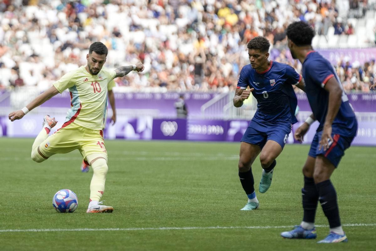 Spain's Alex Baena, left, scores his side's 2nd goal against Dominican Republic during the men's Group C soccer match at the Bordeaux stadium at the 2024 Summer Olympics, Saturday, July 27, 2024, in Bordeaux, France. (AP Photo/Moises Castillo)