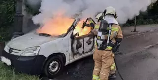 Un pirómano anda suelto por varios barrios de Oviedo: buscan a un hombre joven por incendiar cubos de basura