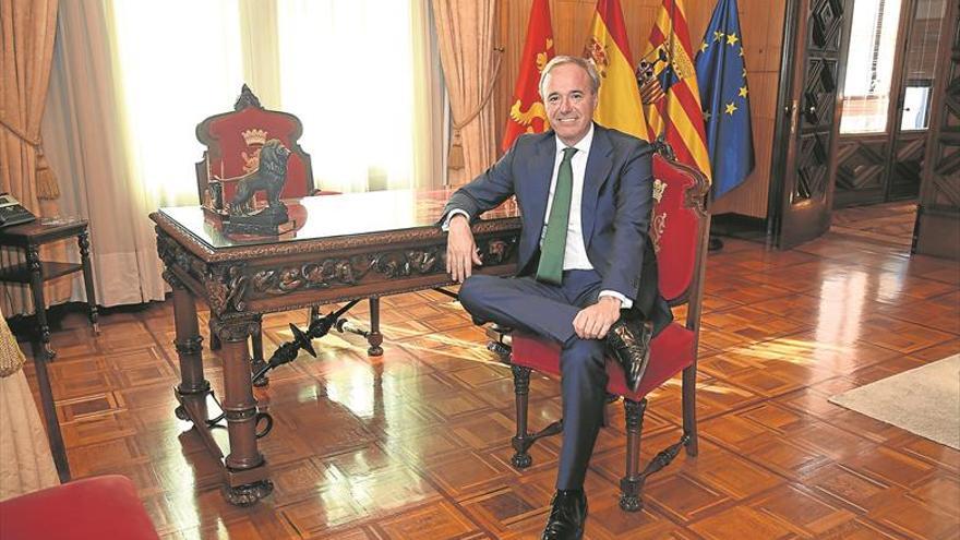 Jorge Azcón: «Lo primero es trabajar enreformar La Romareda»