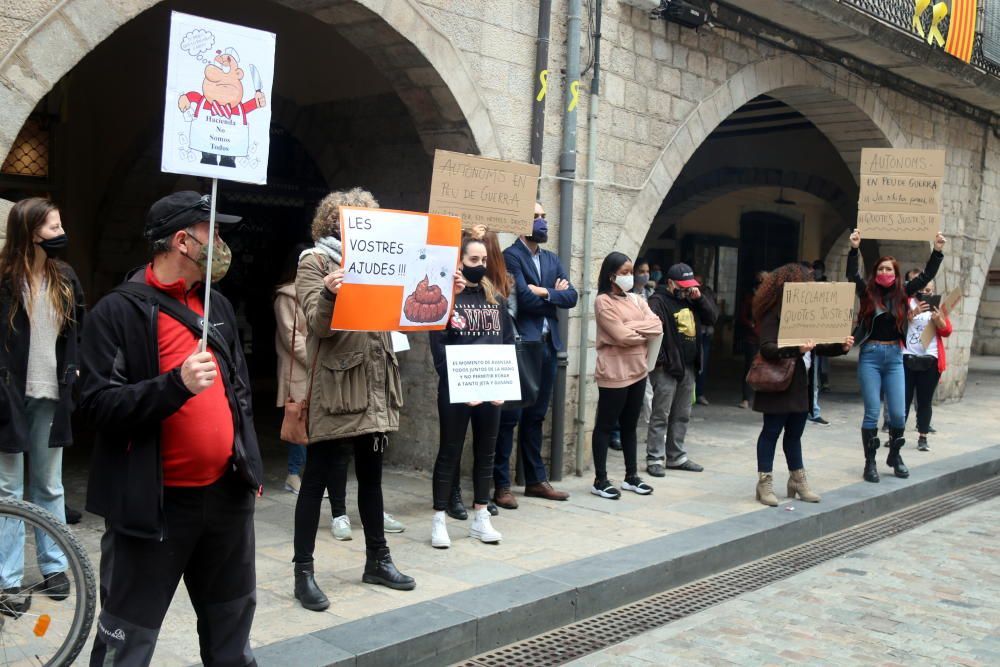 Autònoms protesten davant l''Ajuntament de Girona