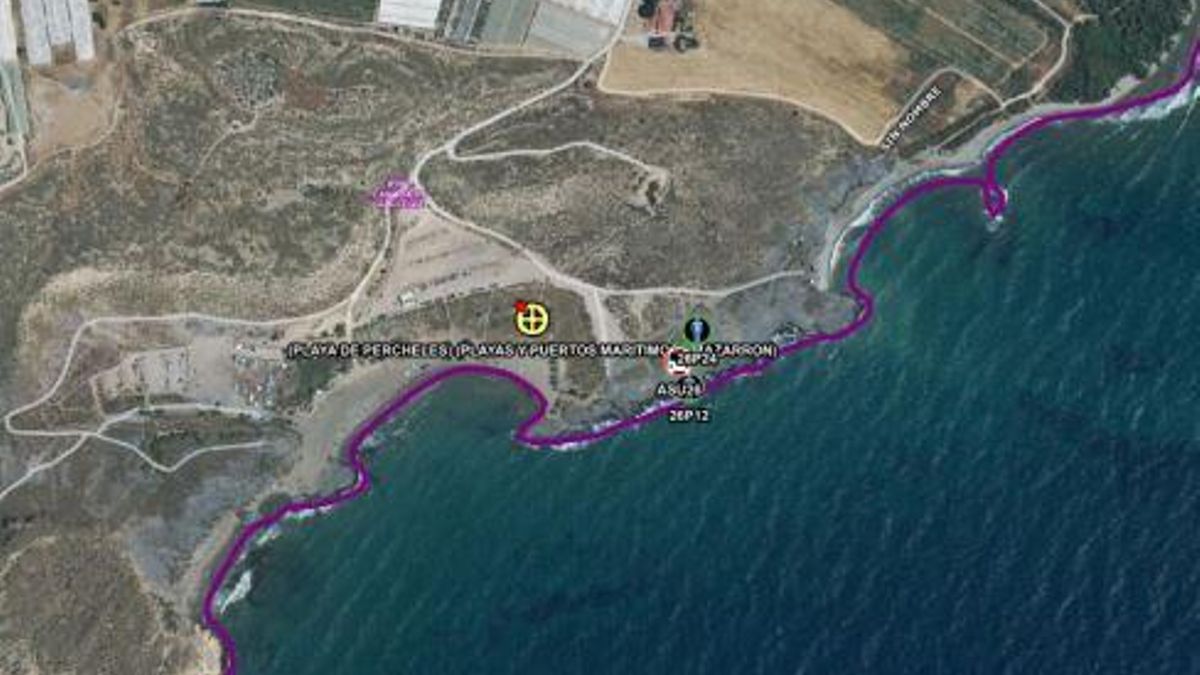Rescate en Playas y Salvamento en el Mar busca a una persona, desaparecida cuando se bañaba en la playa de Percheles, Mazarrón.