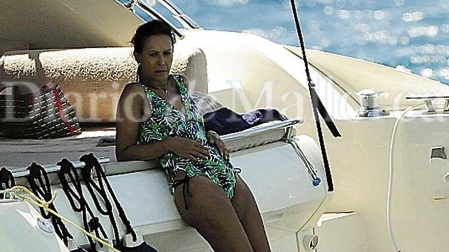 Marta Gayá, en una imagen inédita tomada en el verano de 2017. Ninguna publicación mostró interés por la sesión fotográfica que muestra a la interiorista mallorquina enfundada en un bañador y navegando en un yate por aguas de la isla.