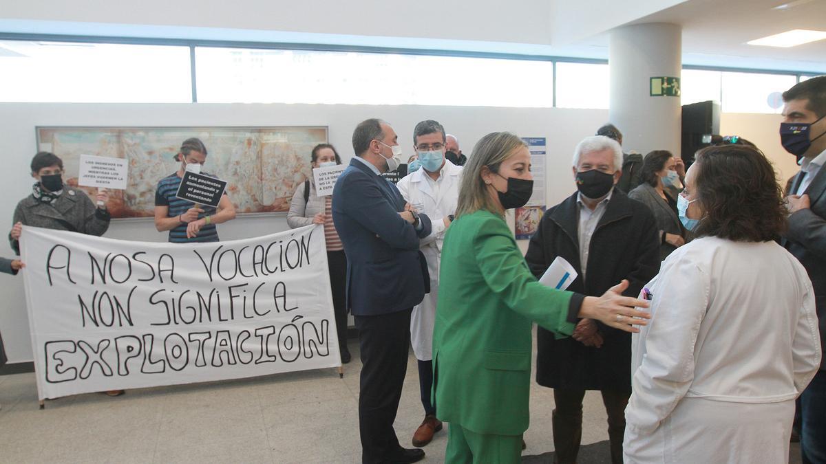 Una protesta del personal en el CHUO, ante conselleiros, gerente y otros cargos políticos, el pasado marzo.