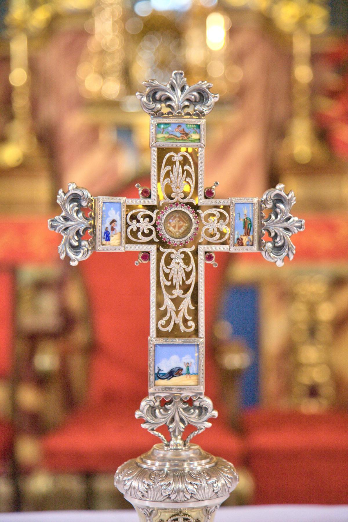 La Santísima Cruz de Abanilla expuesta durante el novenario que tiene lugar entre el 22 de abril y el 1 de mayo.