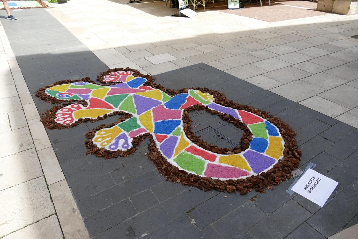 Les catifes de Corpus omplen de color l'entorn de Sant Pere de Figueres
