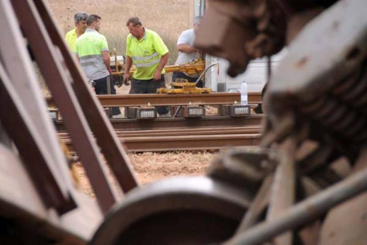 Treballs de retirada del tren descarrilat