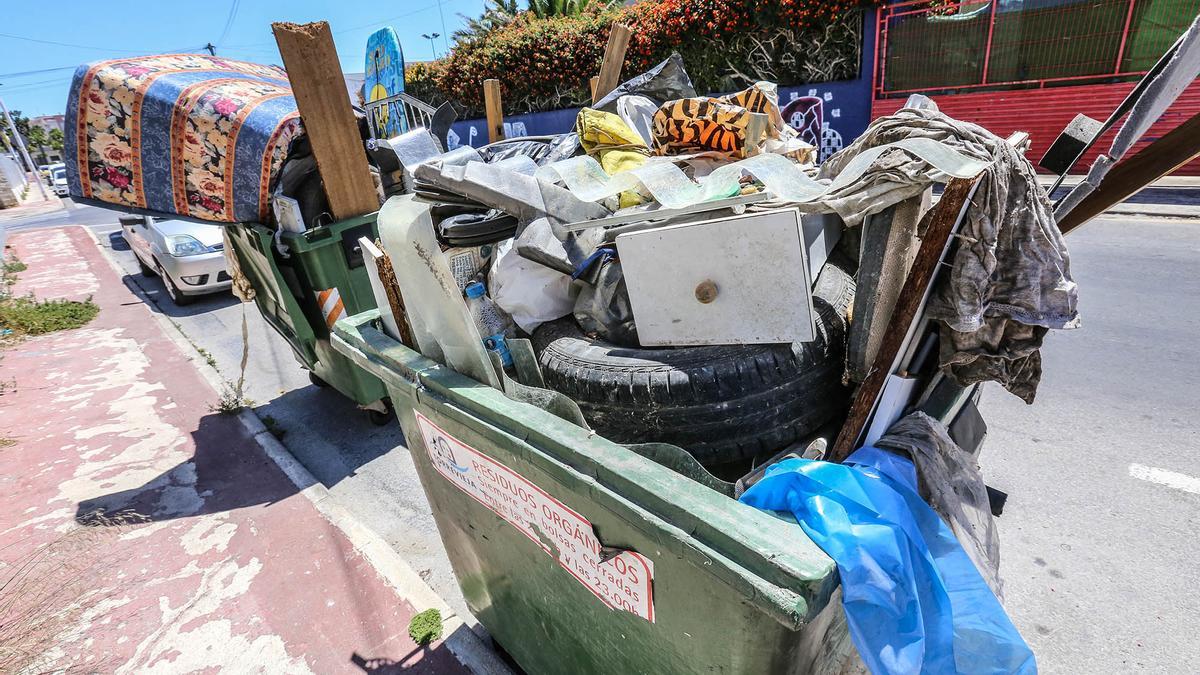 Contenedores de basura desbordados en Torrevieja en una imagen  de archivo