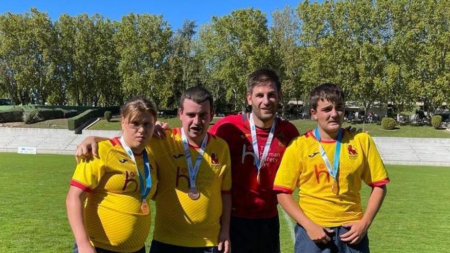 Tania, Walter y Pedro junto con Marcos Poggi, ex-jugador de Les Abelles y Olímpico con España 7s.