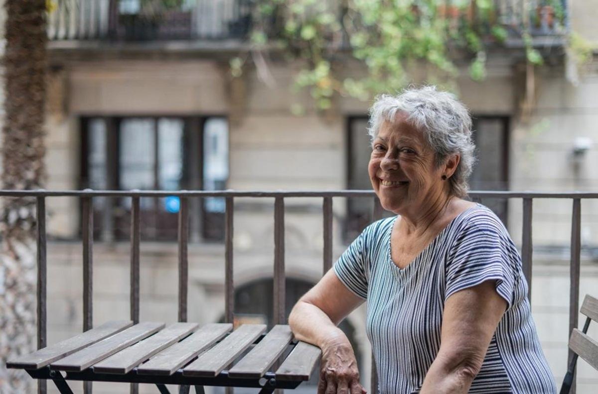 Luisa Rodríguez, frente al ventanal de la antigua redacción de ’El Víbora’.
