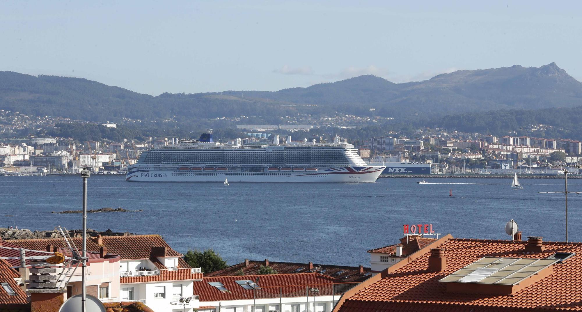 Miles de cruceristas desembarcan en Vigo