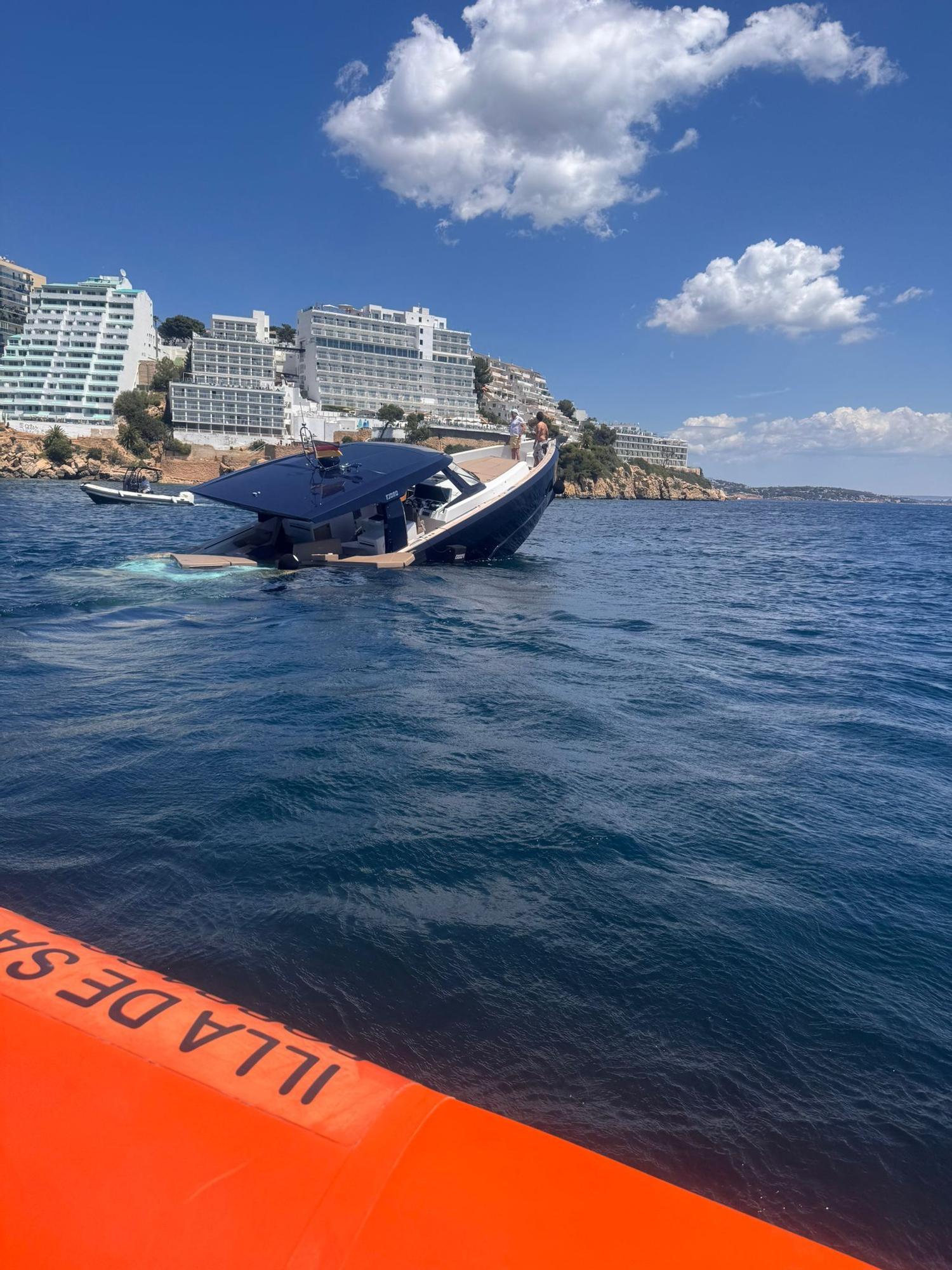 FOTOS| Rescatan a cuatro personas de una lancha hundida en Magaluf.