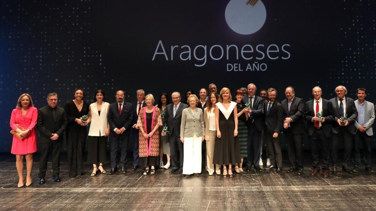 Premiados, autoridades y directivos de EL PERIÓDICO DE ARAGÓN en la gala de premios de 2023.
