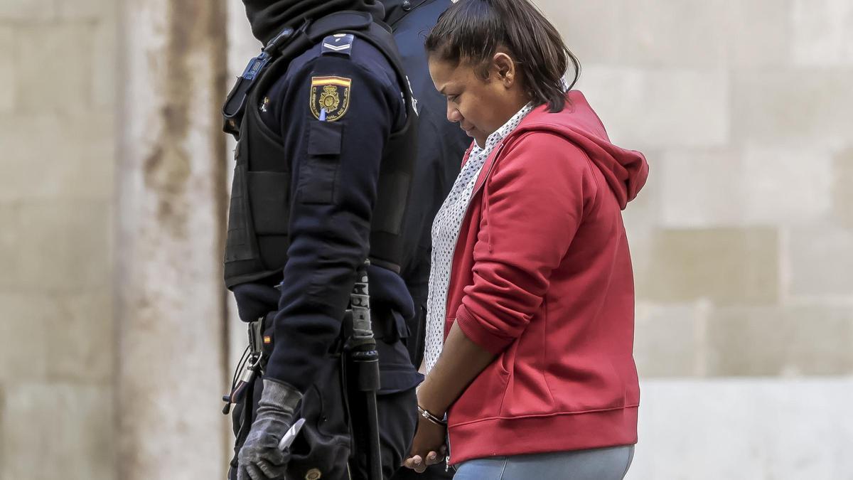 La mujer acusada de intentar matar a sus dos hijos en la Audiencia Provincial de Palma
