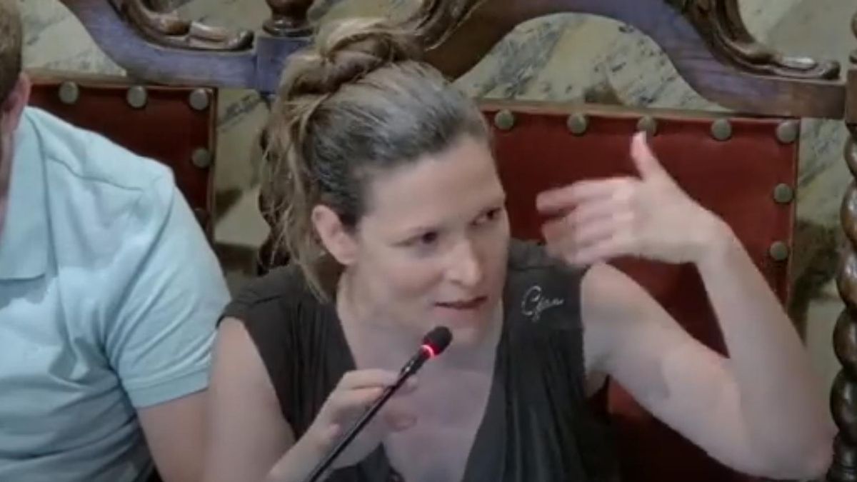La regidora de Junts Queralt Sales va criticar al ple la manca de refugis climàtics a Berga
