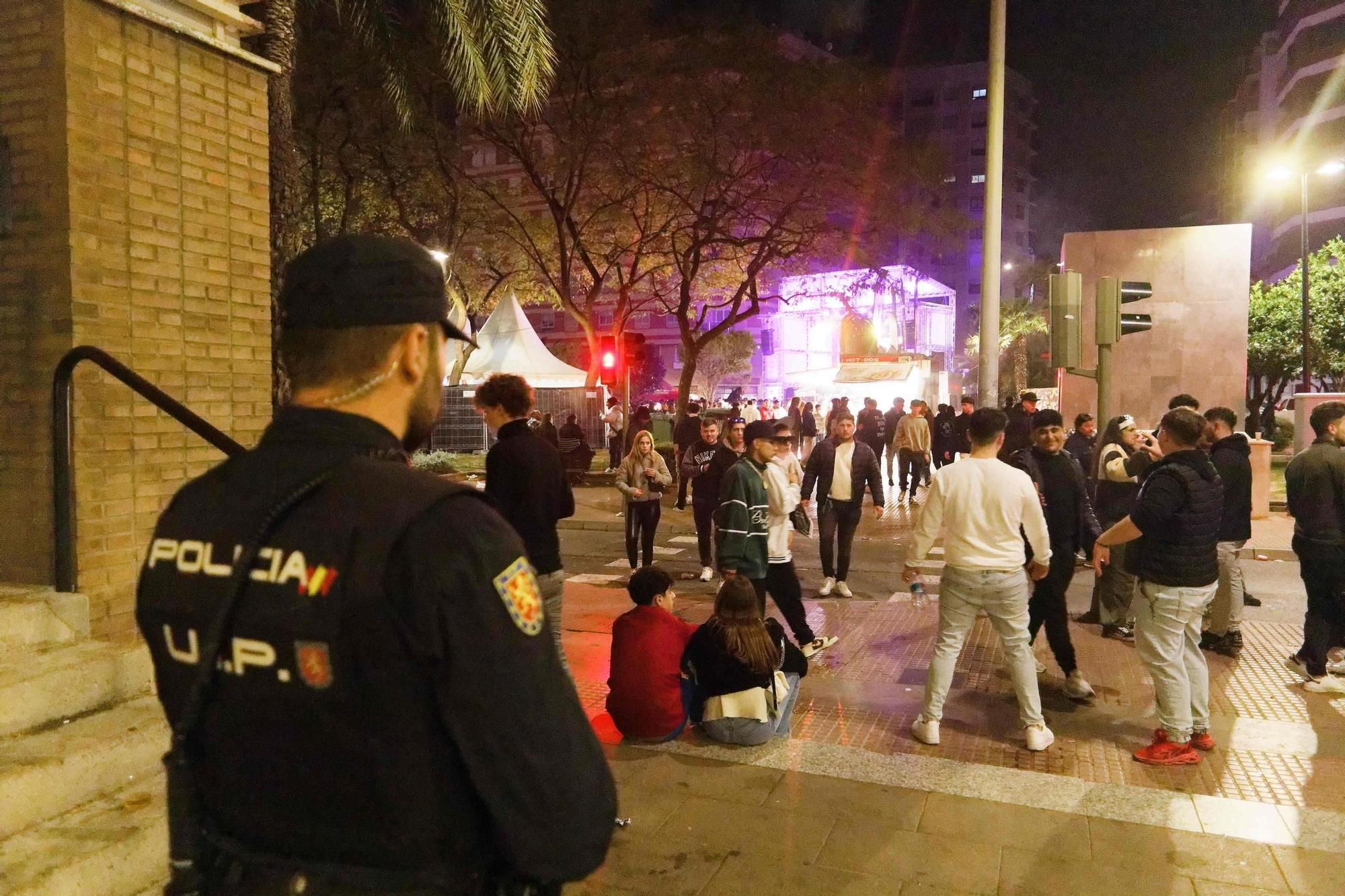 Un agente de la UIP en la plaza Fadrell, llena de jóvenes en un concierto.