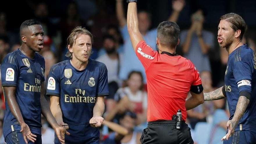 Estrada Fernández muestra la tarjeta roja a Modric. // Alba Villar