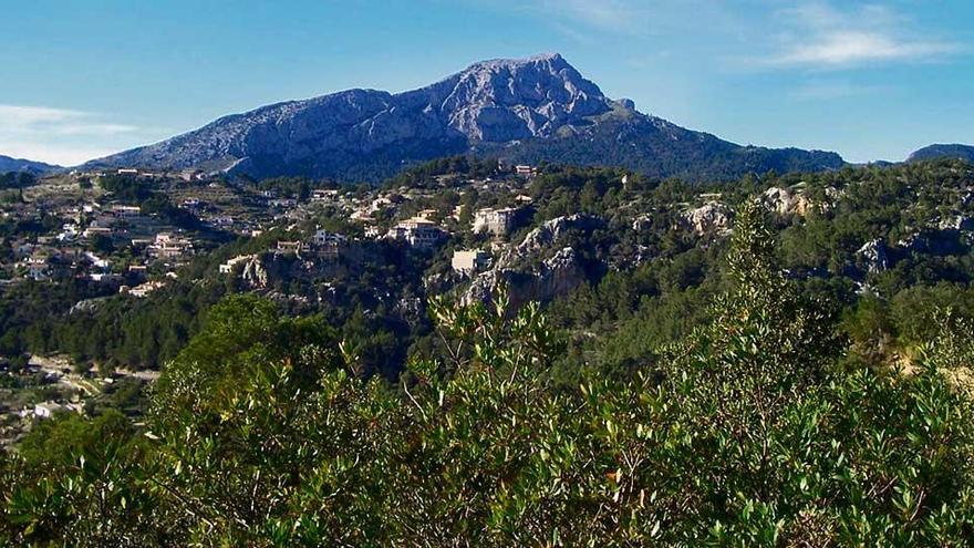 Das Bergdorf Galilea und der Puig de Galatzó mit seinen zerklüfteten Felswänden.