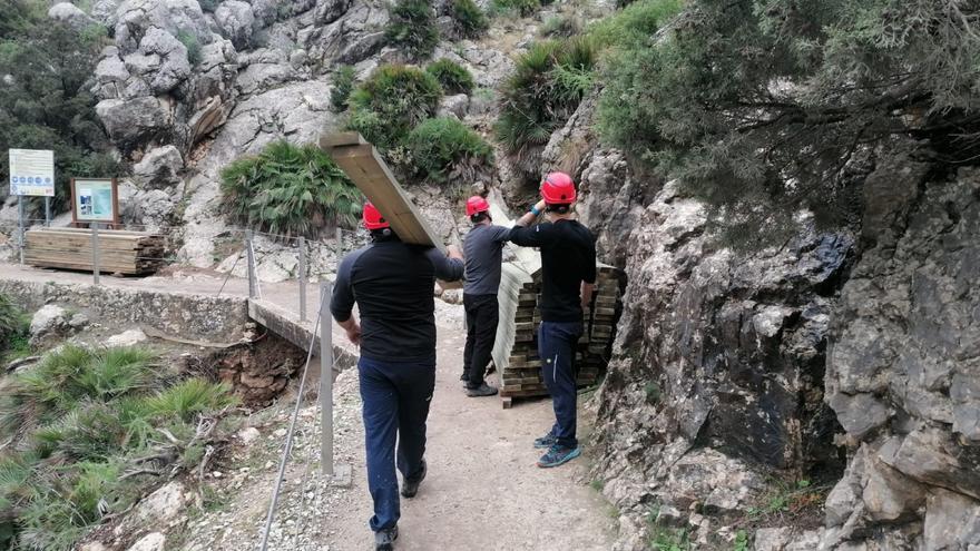 Técnicos del Caminito del Rey revisan la instalación tras los desprendimientos de rocas por las lluvias