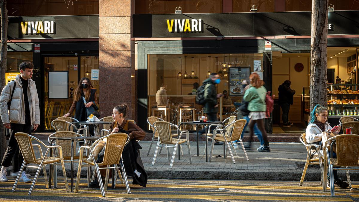 Barcelona 27-01-2022 Economía. Les que més s’esmenten són Vivari, Bracafé, i algun Fornet d’en Rosend. Però també hi ha un parell que m’han parlat de fast food, que ens en podem anar a l’altra banda i anar a un Konig o a una Sureña o 100 Montaditos o un d’aquests. Tienda VIVARI Eixample. AUTOR: MANU MITRU