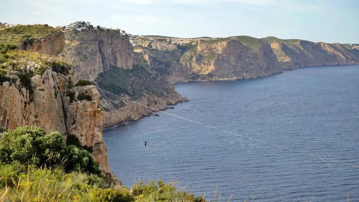 Imagen de archivo de funambulistas caminando sobre el vacío en el litoral donde ha tenido lugar hoy el rescate