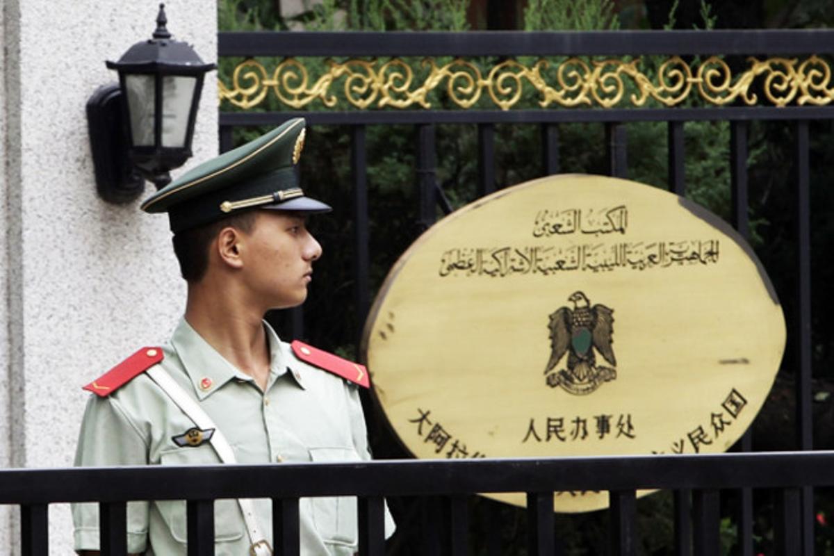 Un oficial de la policia vigila l’entrada de l’ambaixada de Líbia a Pequín (Xina).