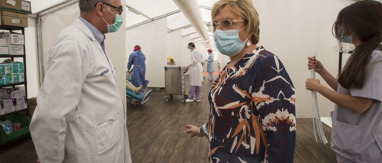 La consellera de Sanidad, durante su visita al hospital de campaña de Alicante, días atrás.