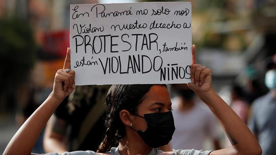 Manifestantes protestan contra los casos de abusos a menores ocurridos en albergues.