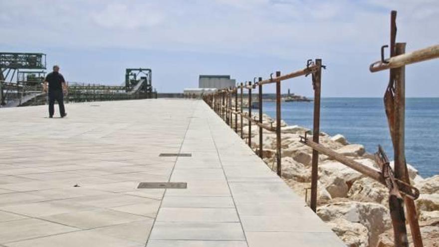 Paseo del Dique de Poniente paralizado desde hace años en el puerto de Torrevieja.