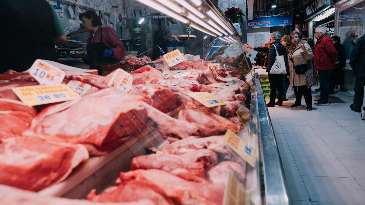 Imagen de una carnicería en Puerta del Ángel, donde la paletilla de cordero lechal se vende a 24,90 el kilo.