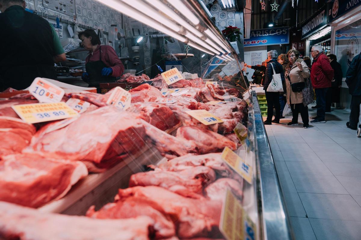 Imagen de una carnicería en Puerta del Ángel, donde la paletilla de cordero lechal se vende a 24,90 el kilo.